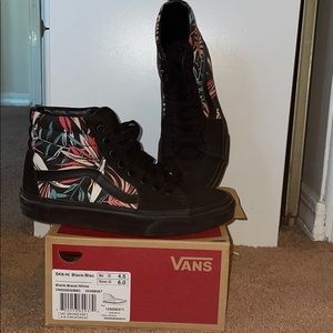 Really nice vans, fits a size 7 in women.